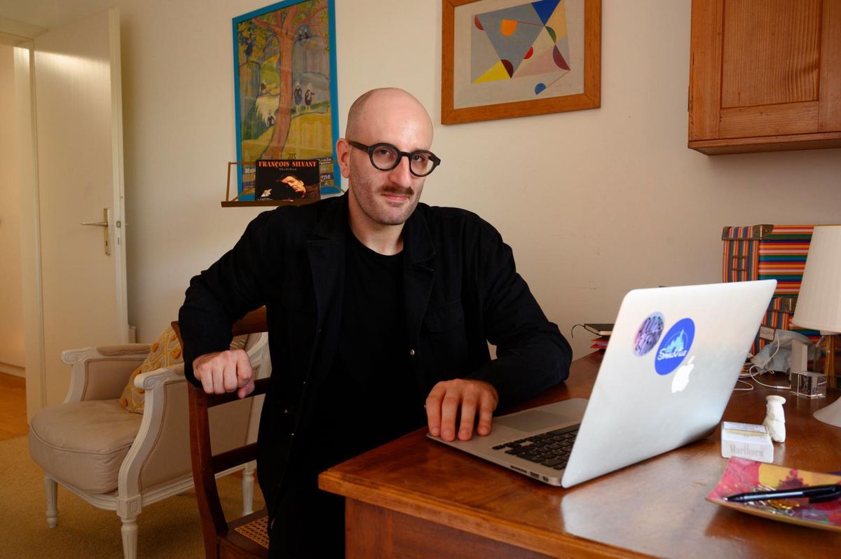 Lucas Vuilleumier, journaliste culturel indépendant, se frotte désormais à l’humour radiophonique dans «Un été avec maman».