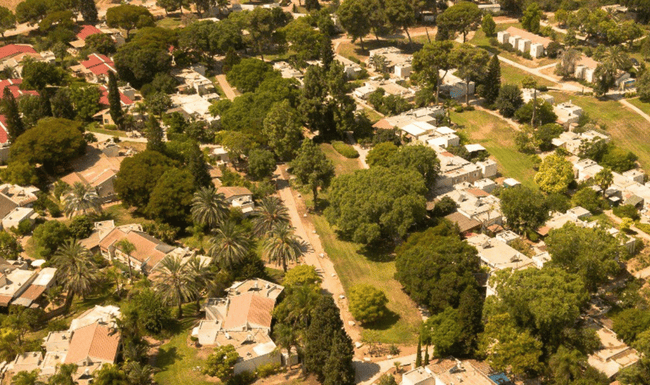 Ein Kibbuz ist eine Form jüdischer Gemeinschaftssiedlungen, in denen das tägliche Leben kollektiv organisiert ist. (Im Bild: der Kibbuz Kfar Aza, wie er sich auf seiner offiziellen Website präsentiert)