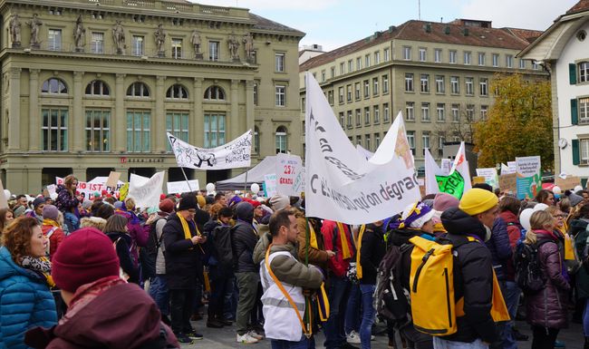 Physiotherapeuten und Physiotherapeutinnen versammelten sich am 17. November 2023 auf dem Berner Bundesplatz.