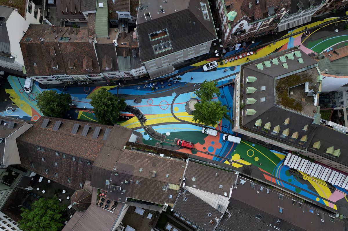 Asphaltgemaelde: grösstes Asphaltgemälde der Schweiz am Rümelinsplatz Basel. Fotos kostas maros, am 30.5.24