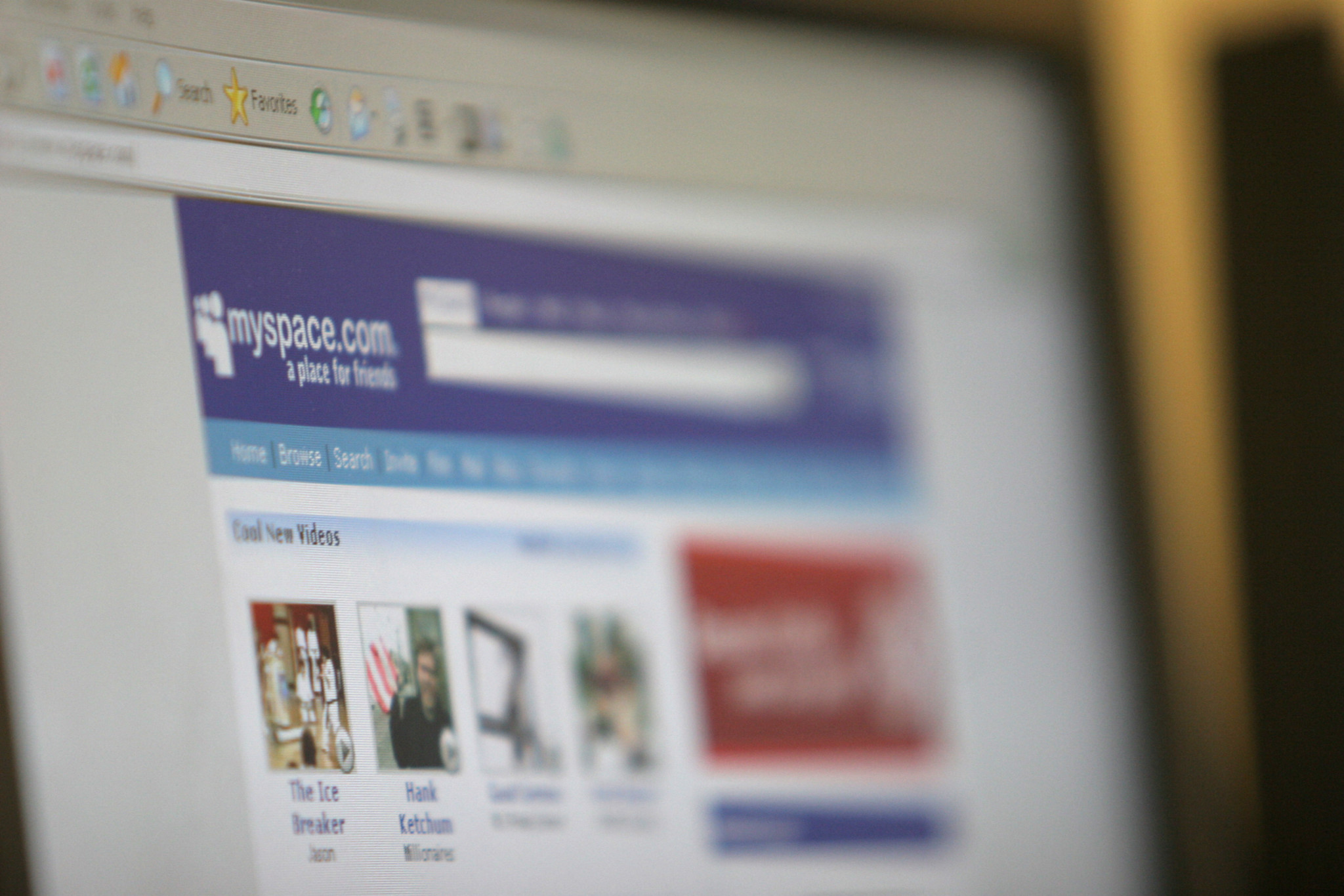 Nahaufnahme eines Computerbildschirms mit der Startseite von MySpace.com, dem sozialen Netzwerk, mit dem Slogan «a place for friends»