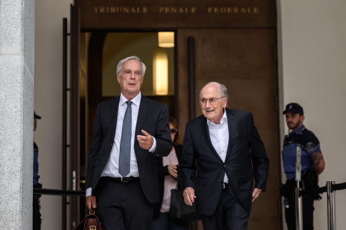 Sepp Blatter (à dr.) a quitté le Tribunal pénal fédéral de Bellinzone accompagné de son avocat, Me Lorenz Erni (à g.).