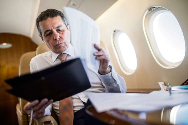 Nicht nur auf dem Papier bürgerlich. Aussenminister Cassis Mitte Mai auf dem Rückflug von Jordanien in die Schweiz.