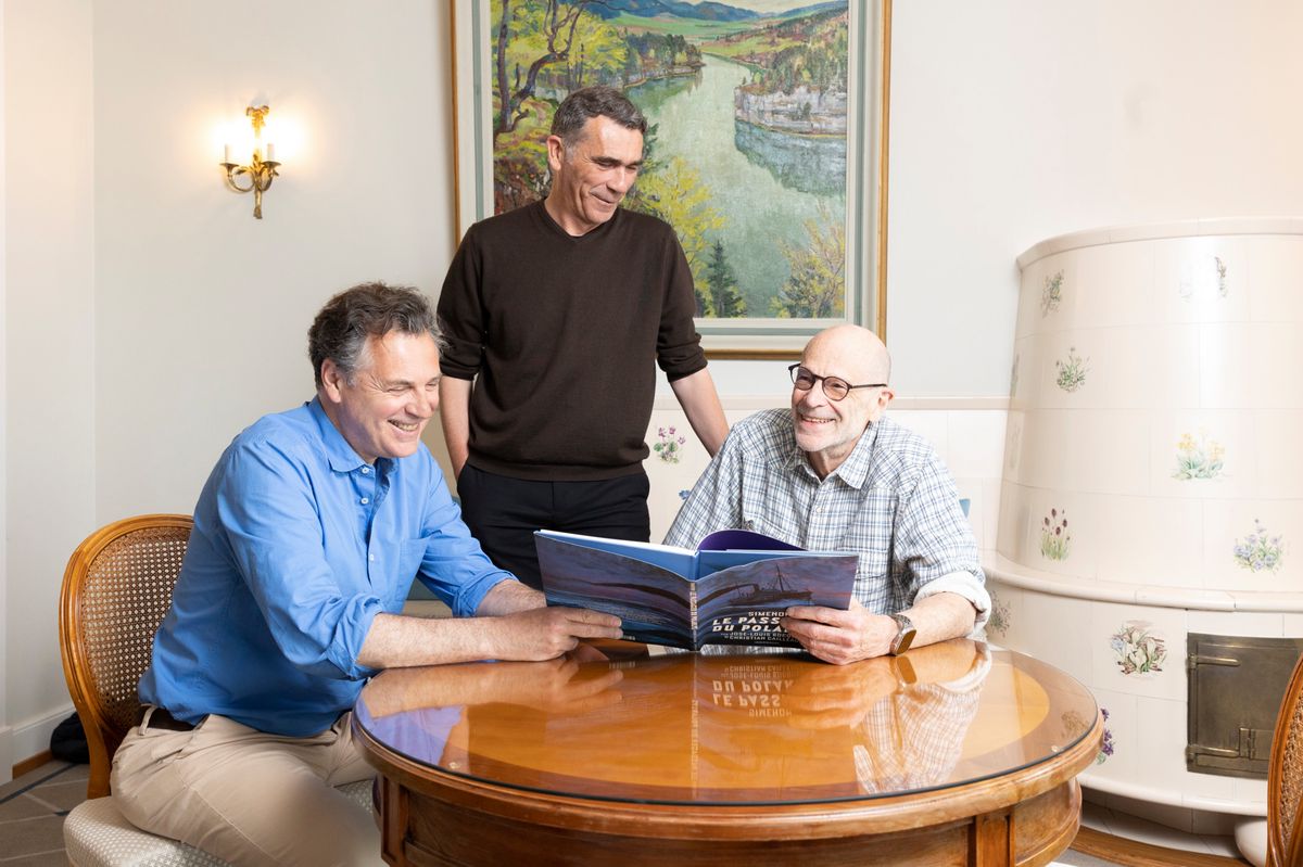 John Simenon (à dr) , José-Louis Bocquet (à g.) et Christian Caillaux (au centre) réunis à Lausanne pour évoquer l’adaptation BD du premier roman réaliste de Simenon: «Le passager du Polarlys» de Simenon. 