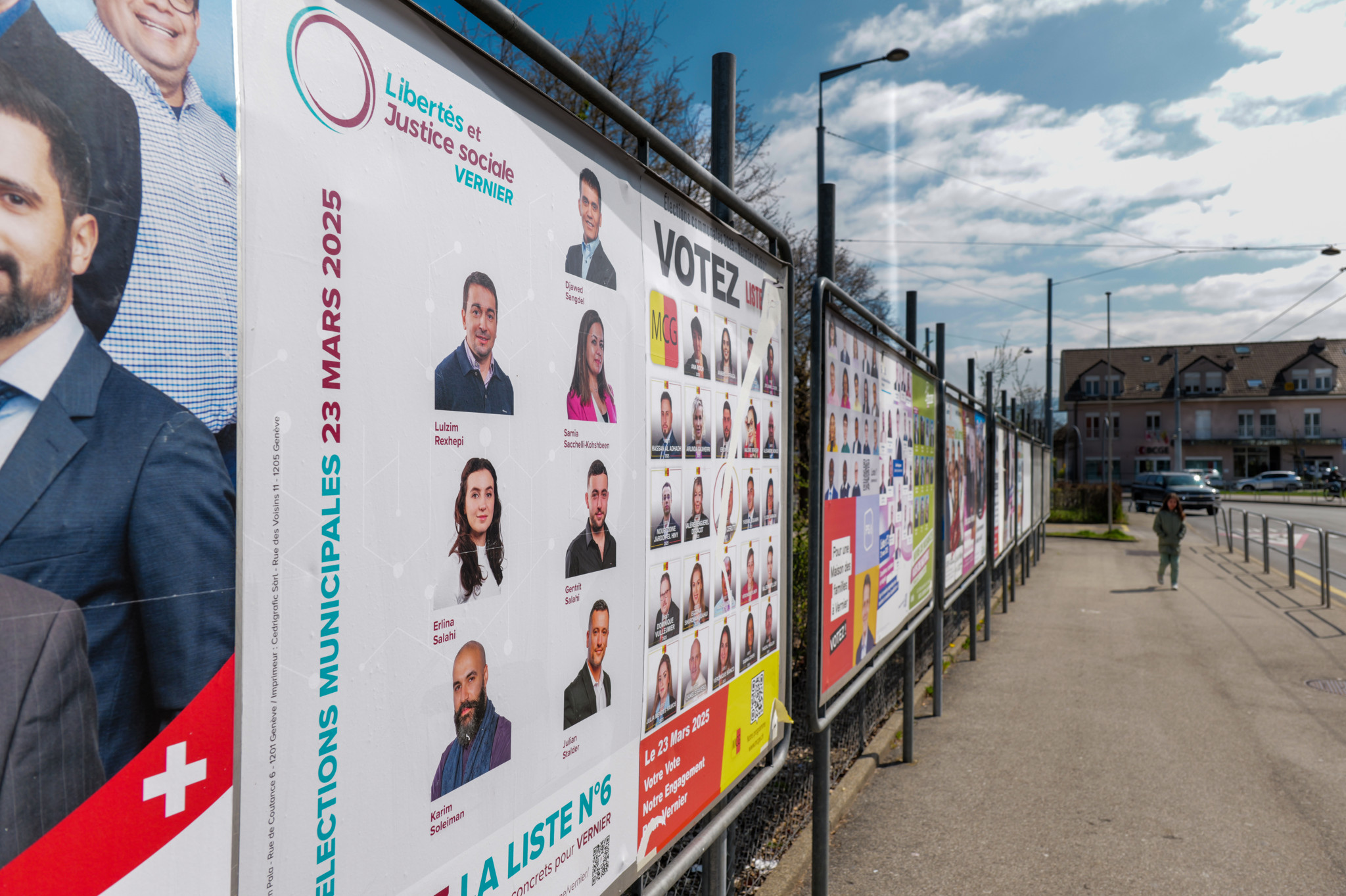 Affiches électorales pour les élections municipales de mars 2025 à Vernier, avec mention du parti Liberté et Justice Sociale.