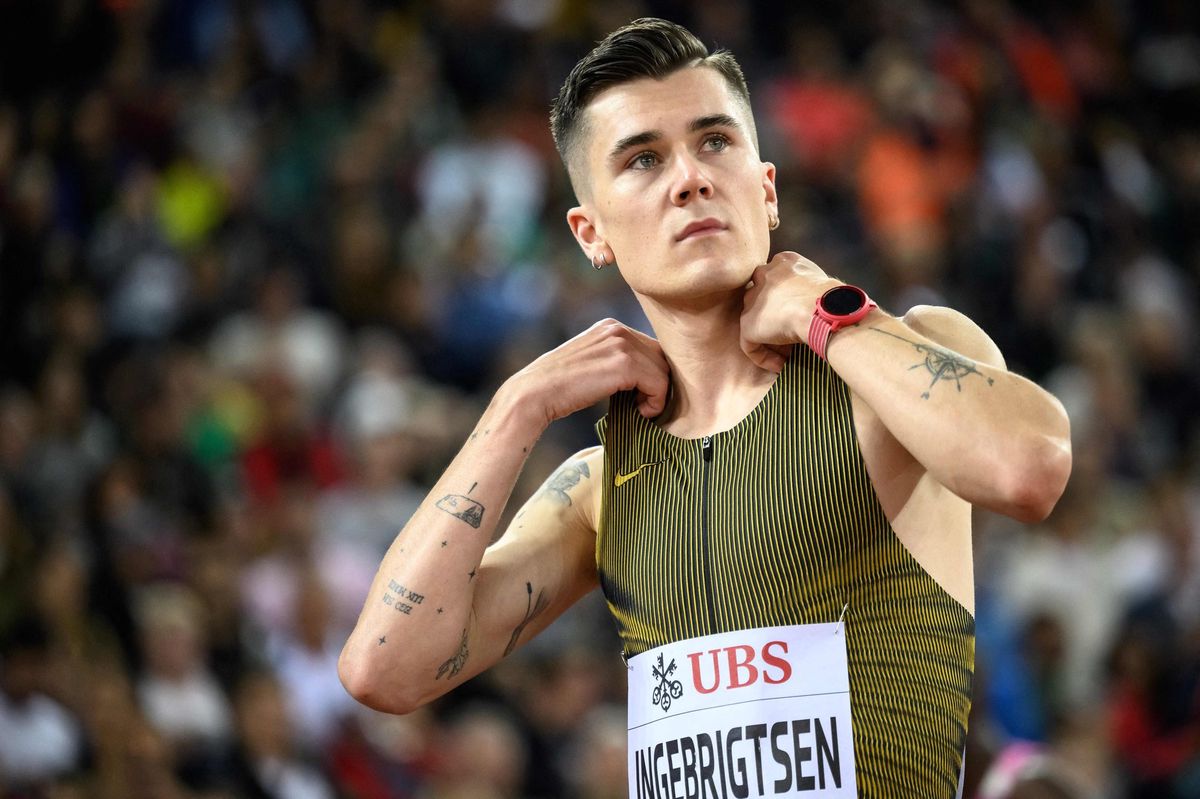 Jakob Ingebrigtsen ajuste son maillot après la finale du 1500 m lors de la Diamond League à Zurich, septembre 2024.