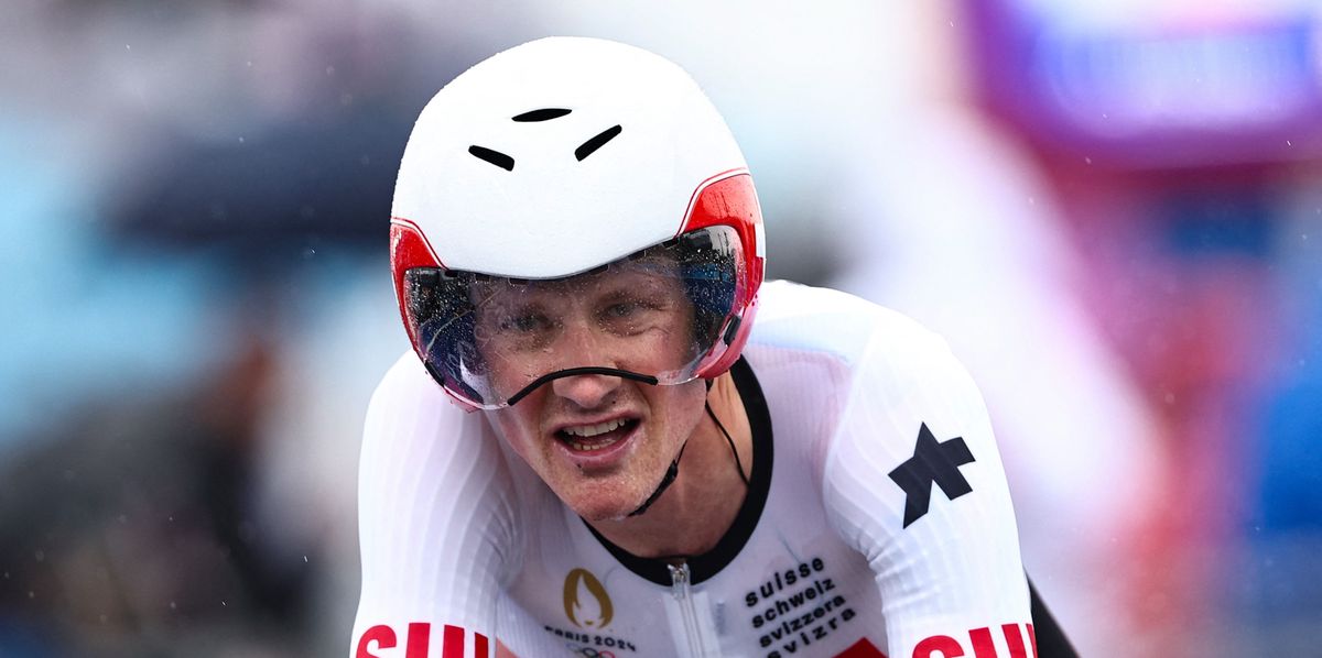 Stefan Kung de Suisse franchit la ligne d'arrivée lors du contre-la-montre individuel de cyclisme sur route masculin aux Jeux Olympiques de Paris 2024, le 27 juillet 2024.