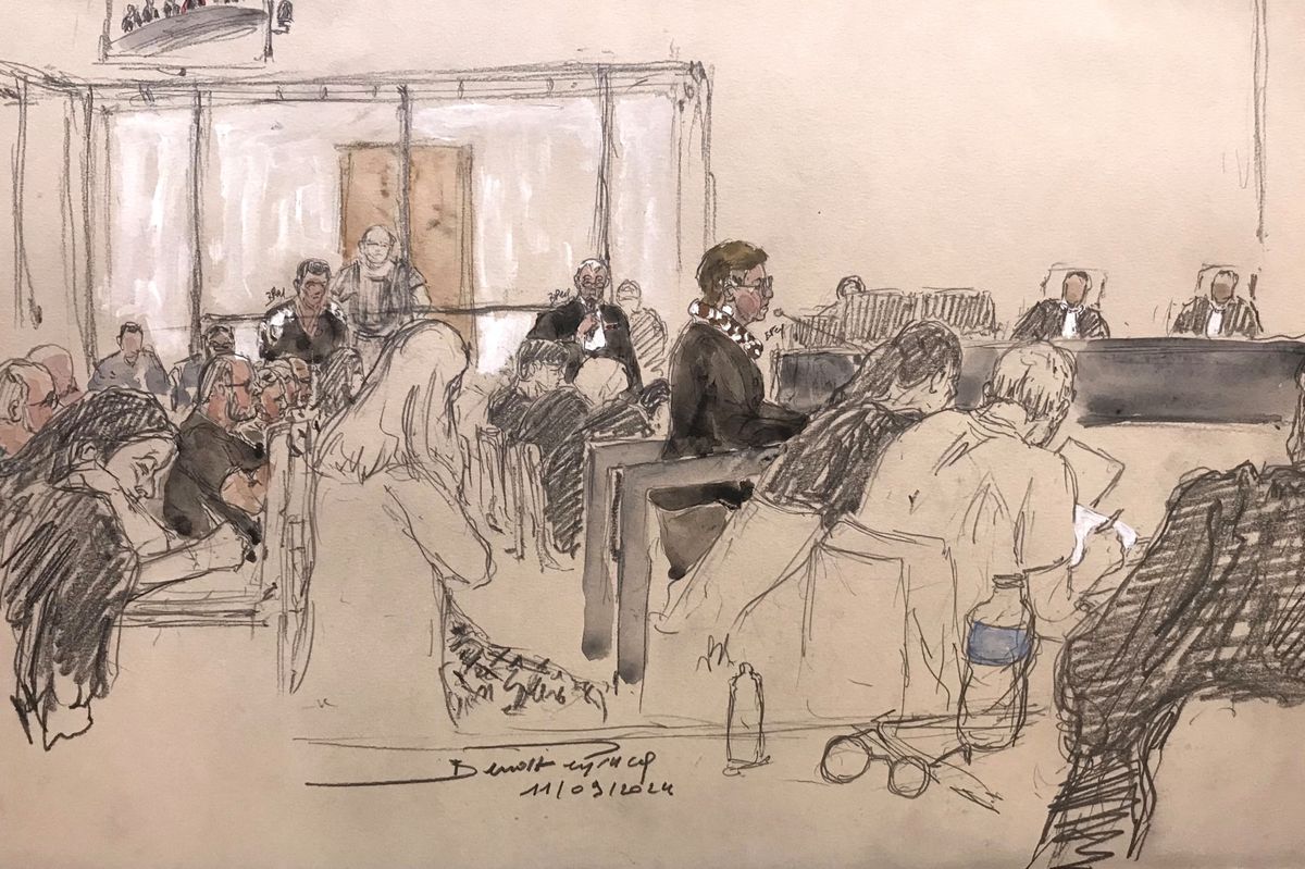 Croquis d'audience du 11 septembre 2024 montrant Jean-Pierre M (gauche) observant depuis le banc des accusés tandis que son épouse (centre droite) est interrogée par son avocat (centre gauche) lors du procès de Mazan à Avignon.