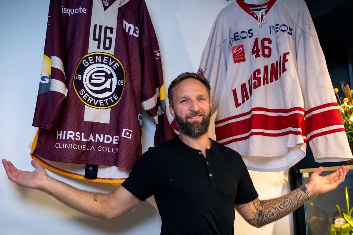 18.09.2023; Lausanne; Interview de Benjamin Antonietti ancien joueur de LHC et de Geneve Servette HC; Pendant son parcours professionnel, Benjamin Antonietti a porte les couleurs de Bale, Lausanne HC et Geneve-Servette. Benjamin Antonietti avec ses deux derniers maillots
Photo Jean-Guy Python