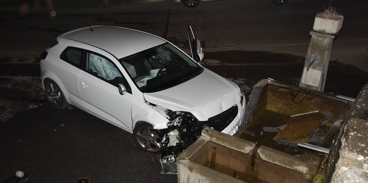 Unfall-im-Domleschg-Auto-eines-26-J-hrigen-prallt-in-Dorfbrunnen