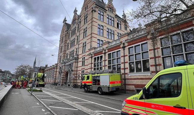 Die Feuerwehr konnte den Brand im Schulhaus Hirschengraben rasch unter Kontrolle bringen.