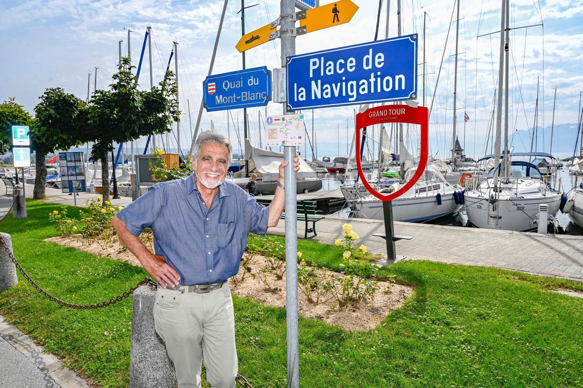 Les itinéraires créés en mémoire des exilés protestants doivent beaucoup à Claude Dizerens, ici au port de Morges au départ d’un sentier marqué par un petit panneau.

