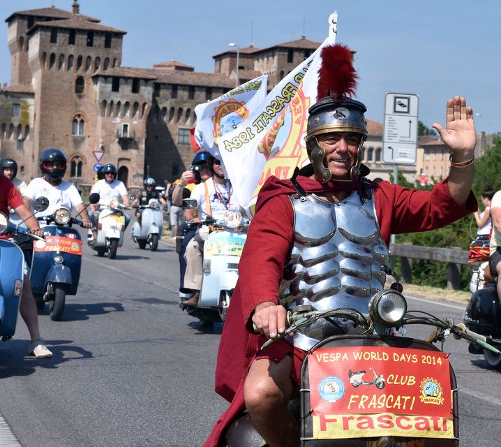 Plus de 10'000 vespa ont défilé à Mantoue, en Italie.
