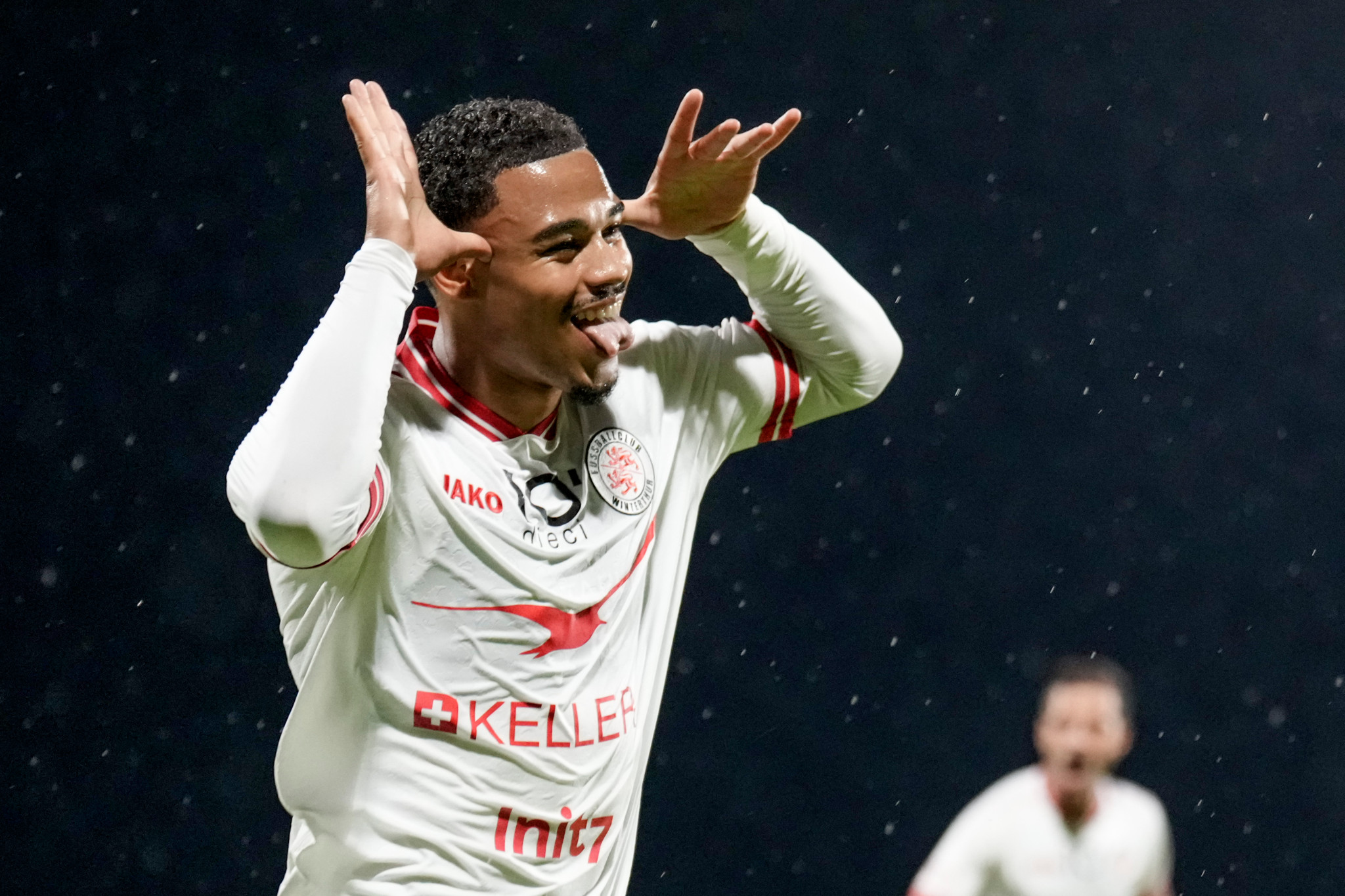 Emilio Kehrer vom FC Winterthur jubelt nach seinem Tor zum 0:1 gegen FC Rapperswil-Jona in der Challenge League.
