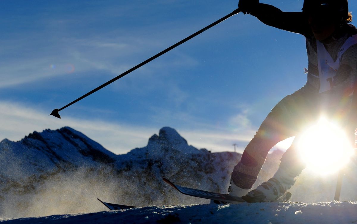 Skier können nur auf dem Schnee gleiten, weil sich zwischen dem Skibelag und dem Schnee durch die Reibungswärme für einen Sekundenbruchteil ein hauchfeiner Wasserfilm bildet.