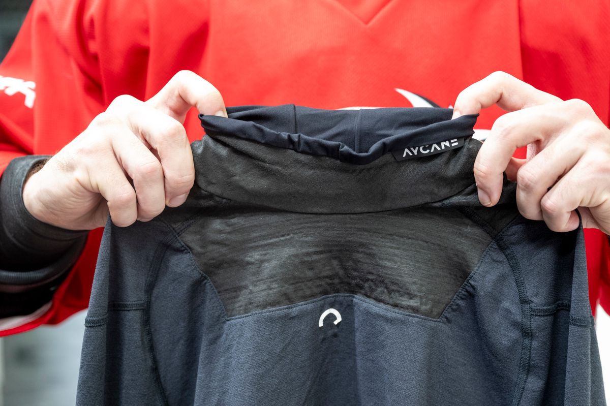 Lausanne, le 20 NOVEMBRE 2023, Suite à un accident tragique en Angleterre, quelques joueurs du LHC (comme ici Jason Fuchs) portent un protège-cou en kevlar qui résiste aux coupures de lames de patins à glace. ©Florian Cella