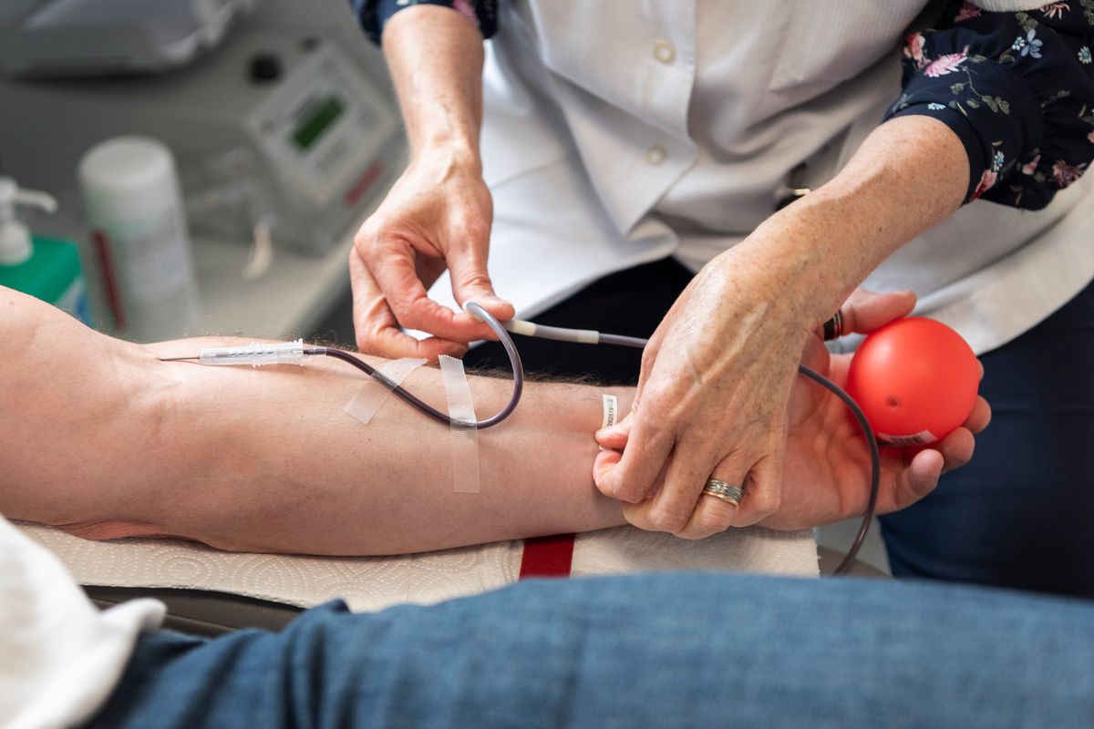 Les hommes homosexuels étaient totalement exclus de la liste des donneurs dès les premières années de la crise du VIH dans les années 80 jusqu'en 2017.
