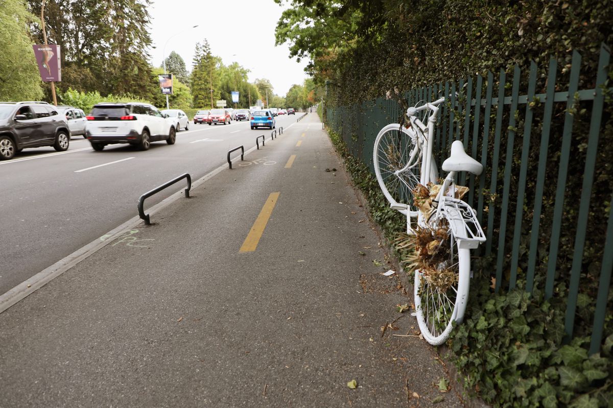 Un vélo blanc attaché à une grille sur la rue de Lausanne à Genève, en mémoire d'une cycliste décédée lors d'une course-poursuite le 22 juillet 2023.