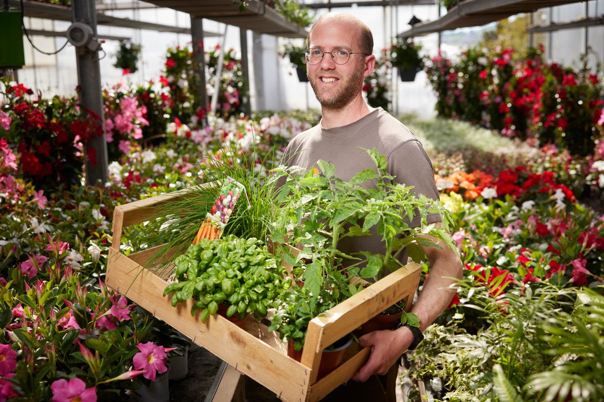 Palézieux, le 4 mai 2023. Reportage dans les jardineries : Jonathan Ducret et les plantes les plus vendues dans son assortiment.    Photo Yvain Genevay / Le Matin Dimanche