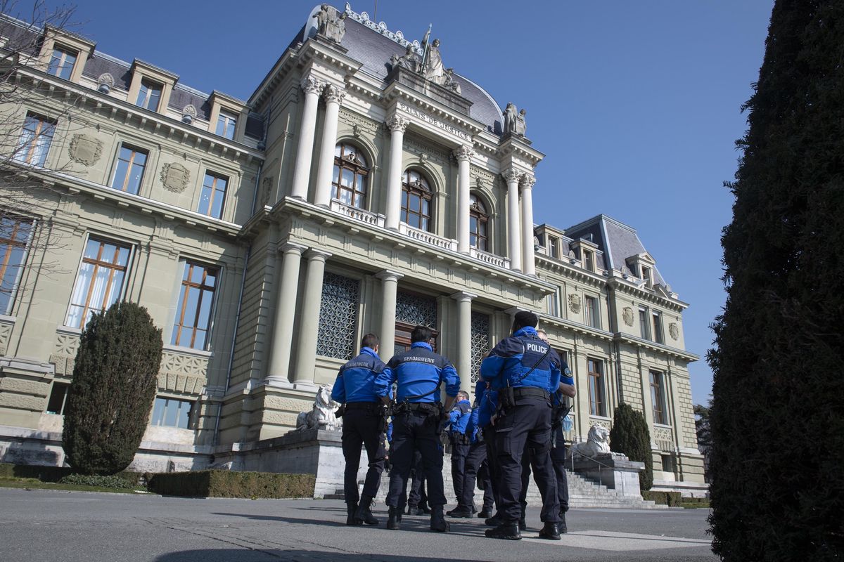 Liée au grand banditisme lyonnais, l’affaire est jugée dans un palais de justice placé sous haute sécurité policière, avec contrôles renforcés.
