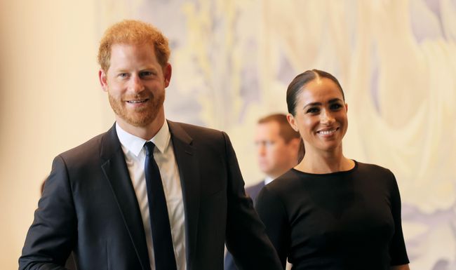 Lange war unklar, ob Prinz Harry und Herzogin Meghan an die Krönung von Charles III. teilnehmen, nun lässt der Palast verlauten, dass der Prinz ohne die Herzogin und den gemeinsamen Kindern nach London reist.