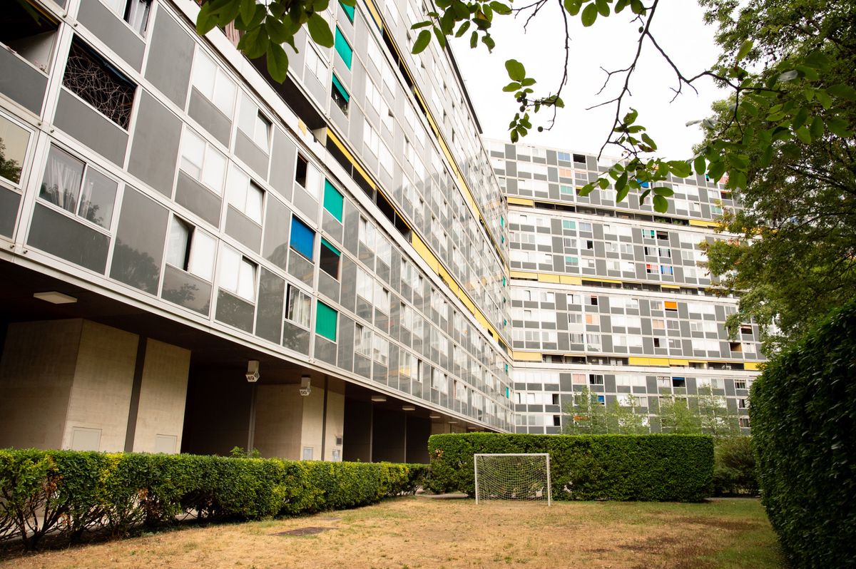 Suisse, Lignon, le 18 août 2022. Une fillette tombe du 11e étage et décède.