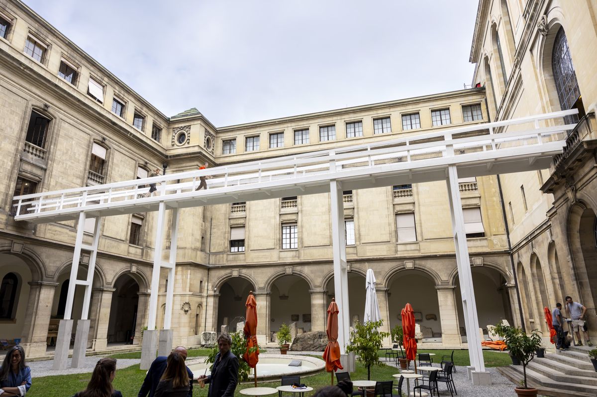 Des personnes marchent sur La Passerelle, créée par l'artiste français Vincent Lamouroux, au Musée d'art et d'histoire de Genève, inaugurant le nouveau cycle PlasMAH.