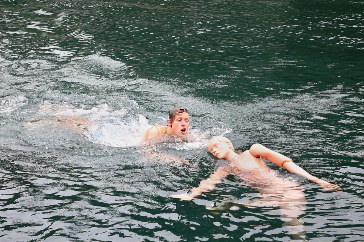 Un nageur et un mannequin