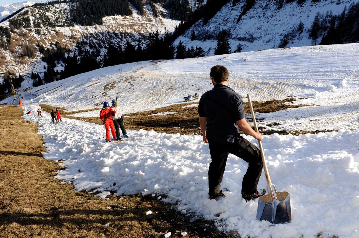 Torgon (VS), le 8 février 2011. Des employés des remontées mécaniques procèdent au rafistolage express de la piste de montée de ce téléski. Ils aplatissent à la pelle la neige amenée par une dameuse, pour garantir aux skieurs d’atteindre le sommet.