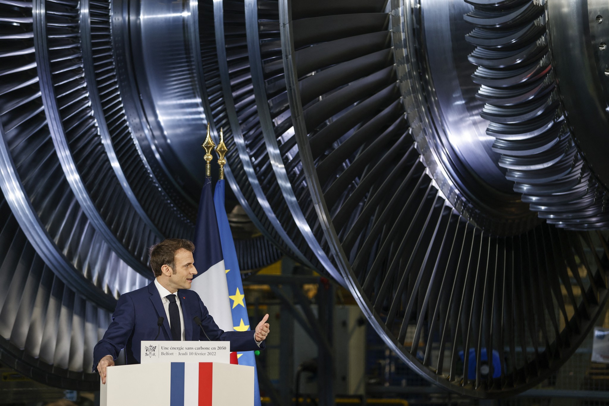 Emmanuel Macron en février dernier à Belfort, sur un site de production de turbines pour centrales nucléaires. C’est là qu’il a annoncé le lancement d’un programme de six nouveaux réacteurs d’ici 2050.