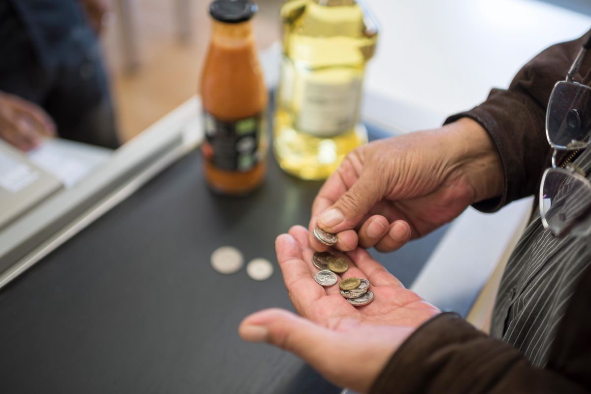 Rund 745’000 Menschen in der Schweiz haben zu wenig Geld, um sich wichtige Güter kaufen zu können.