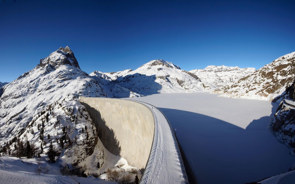 GDX8GY geography / travel, Switzerland, Emosson dam in winter, Finhault village, Valais, Additional-Rights-Clearance-Info-Not-Available