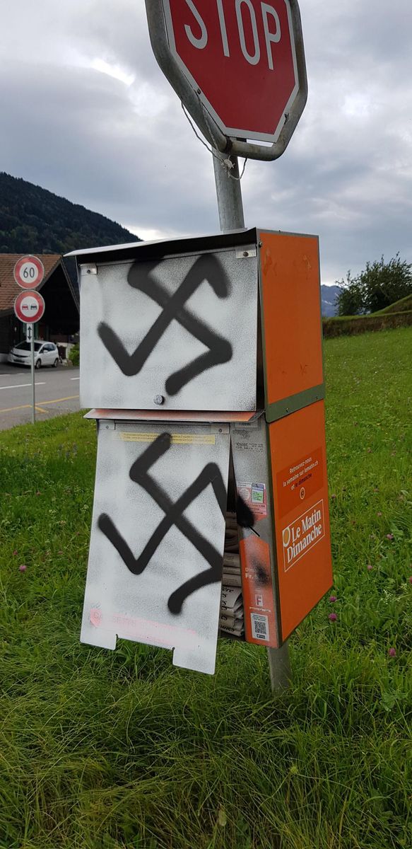 La vitre des caissettes a d’abord été peinte en blanc pour mieux faire ressortir les croix gammées noires.