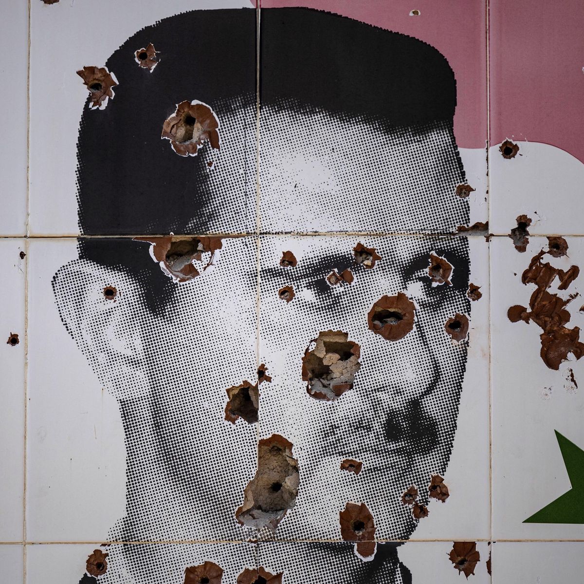 Mural de l’ex-président syrien Bachar al-Assad criblé de balles à Adra, près de Damas, le 25 décembre 2024.