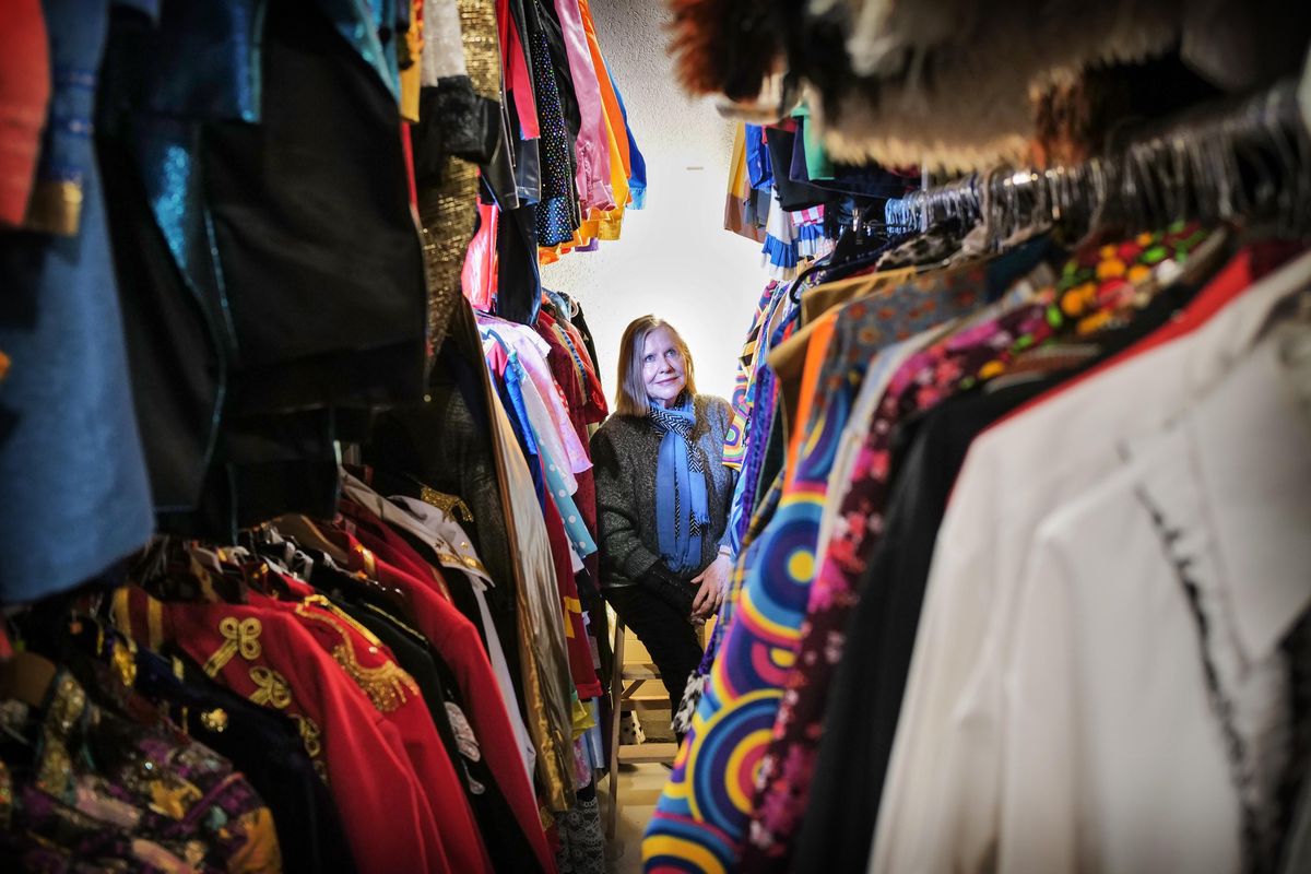 Rose-Marie Monla, styliste, entourée par une variété de vêtements colorés dans son atelier à Genève.