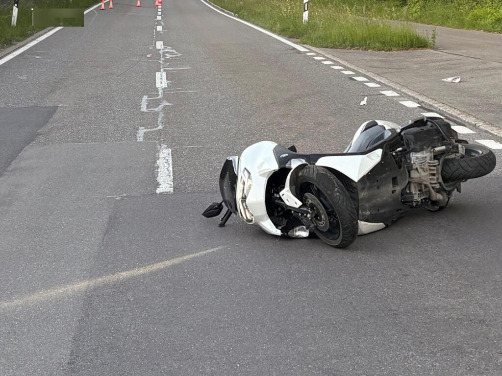 Selbstunfall in Fehraltdorf ZH: 44-jähriger Rollerfahrer bei Unfall schwer verletzt