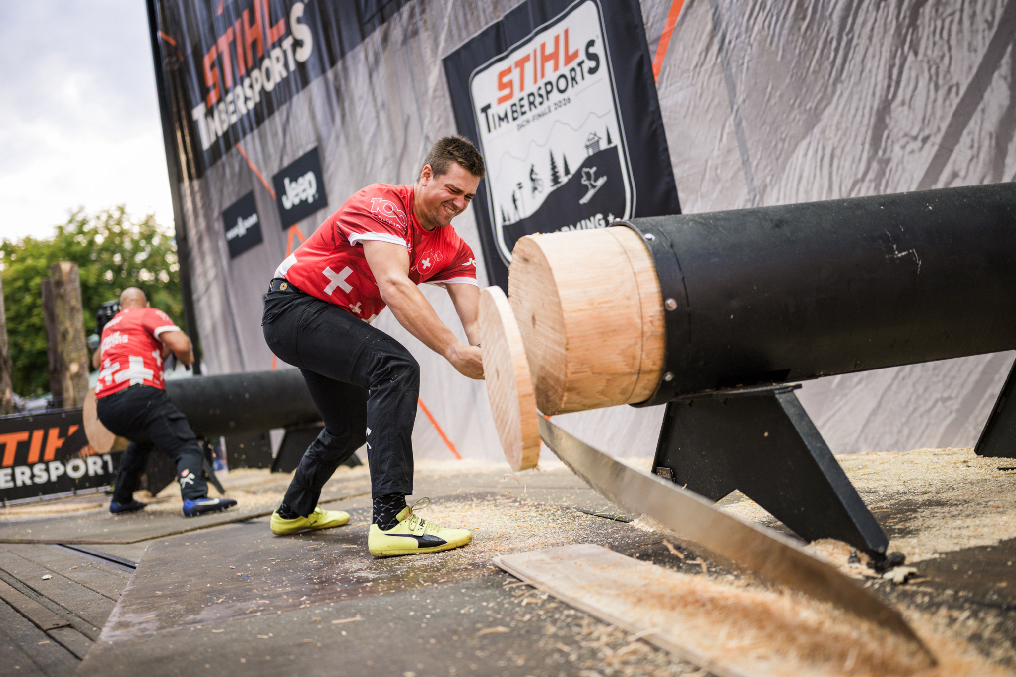 Oliver Reinhard aus der Schweiz beim Holzhacken am STIHL TIMBERSPORTS® DACH Pro Final 2026 in Schladming, Österreich.