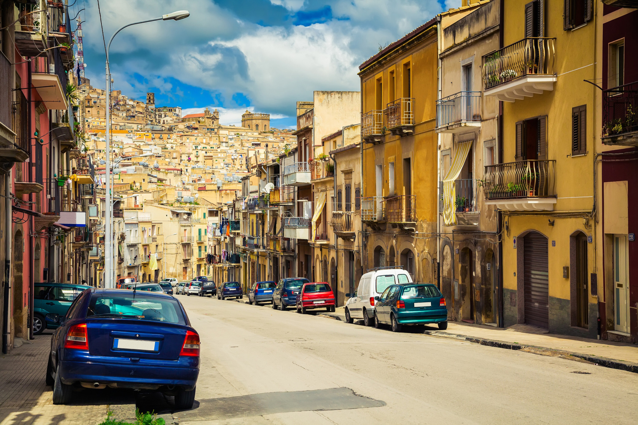 Bei Reisen im Ausland sind viele mit einem Mietauto unterwegs. Doch Vorsicht: Verleihfirmen tricksen gerne bei Zusatzkosten. Blick auf Caltagirone, Sizilien.