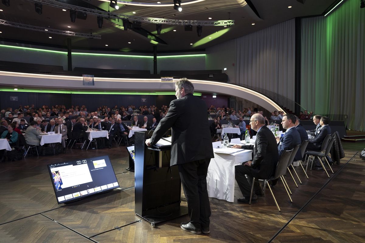 Assemblée de la délégation de l’Union suisse des paysans à Berne, avec des participants assis à des tables, 20 novembre 2024.