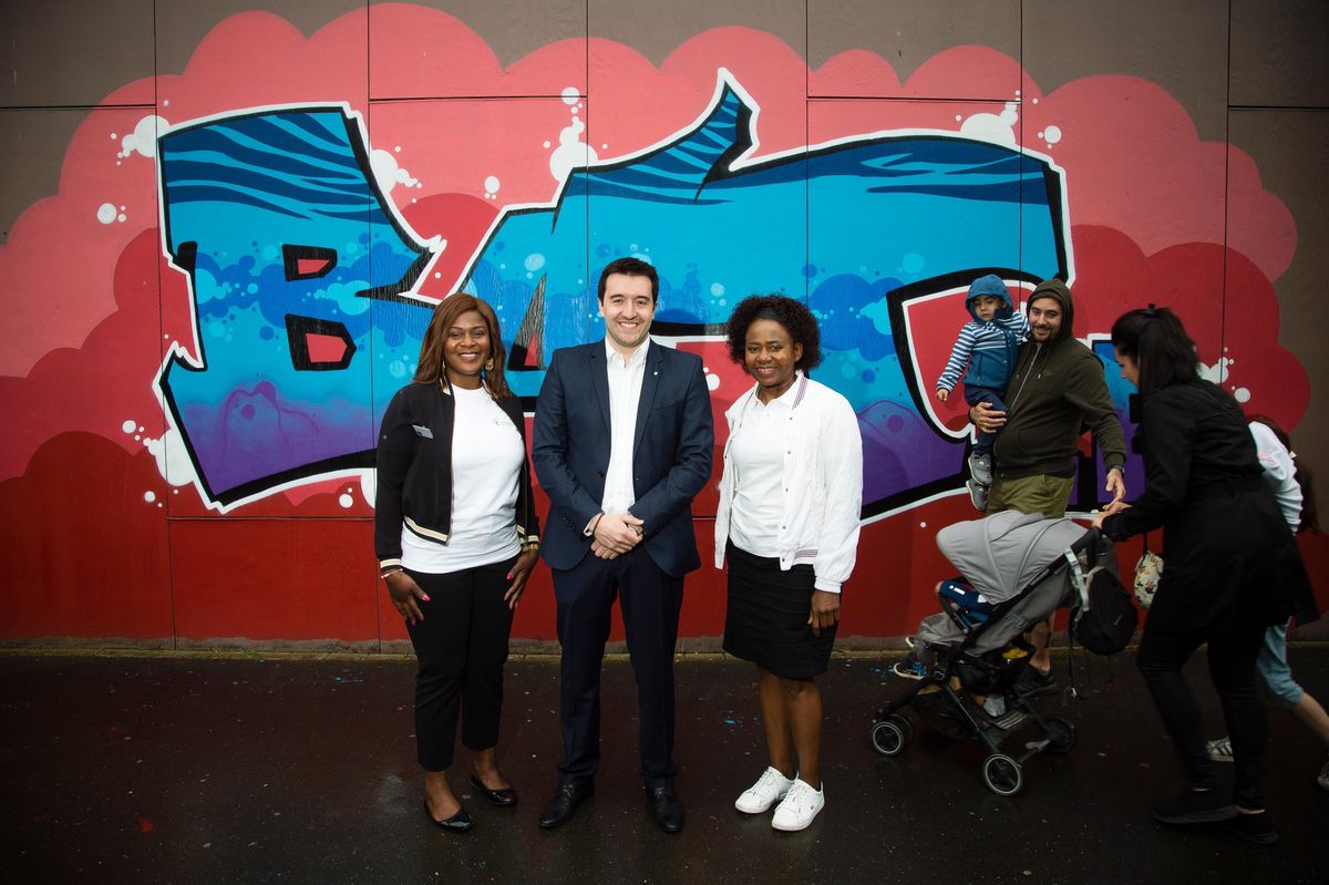 De nombreux acteurs ont contribué au succès de BAT 26: la commune de Thônex, le Canton et des associations locales, tous représentés lors de l’inauguration. Ici, de gauche à droite: Pélagie N’Guessan (coprésidente de l’Association des habitants du quartier Curé-Desclouds), Bruno Da Silva (conseiller administratif de Thônex) et Jacqueline Menoud-Nyakè (également coprésidente de l’association des habitants).
