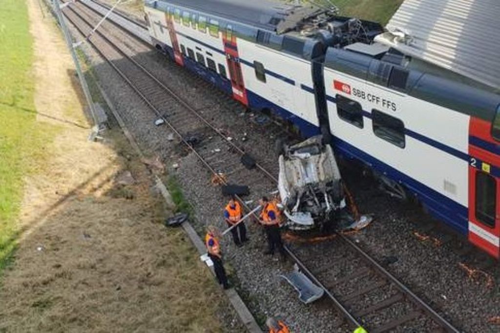 Elle sort de la route et finit sur les rails