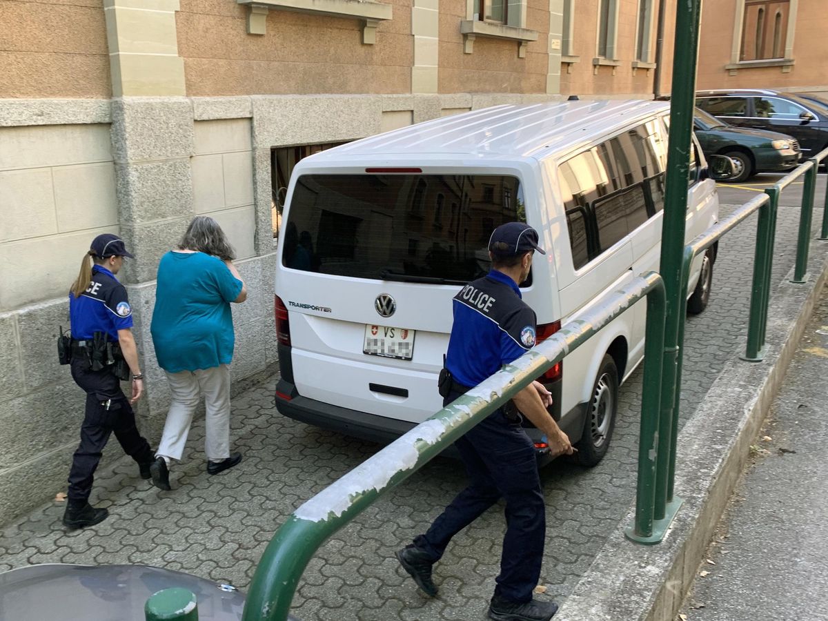 La Lausannoise de 56 ans à sa sortie du Palais de justice de Sion, ce lundi.