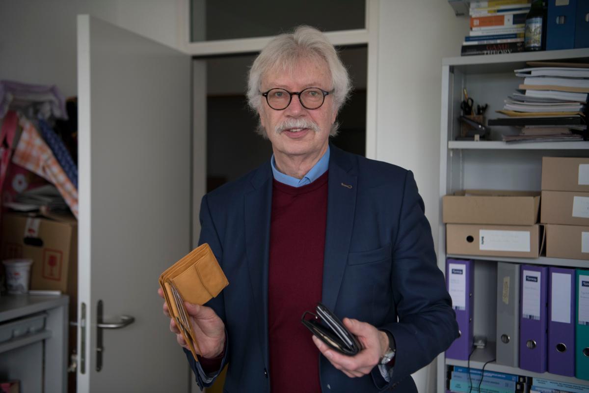 Verschiedene Portemonnaies und deren Inhalte wie Visitenkarten, Geld, Schluessel. USB Stick sowie verschiedene Kundenkarten.
08.10.2019.
(URS JAUDAS/TAMEDIA AG)