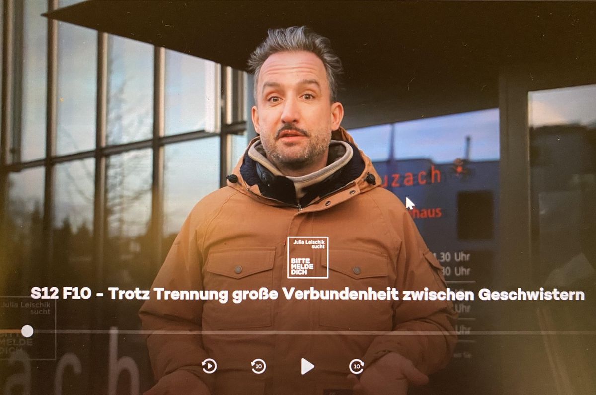 Marco Buch von der Sendung «Bitte melde dich» steht vor der Gemeindeverwaltung in Seuzach. 
