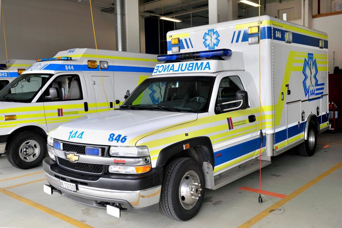 L’ambulancier aurait asséné deux coups de poing à son patient chaux-de-fonnier, entravé et menotté sur un brancard. Une première fois avant que la victime ne soit installée dans l’ambulance, puis au début du trajet.