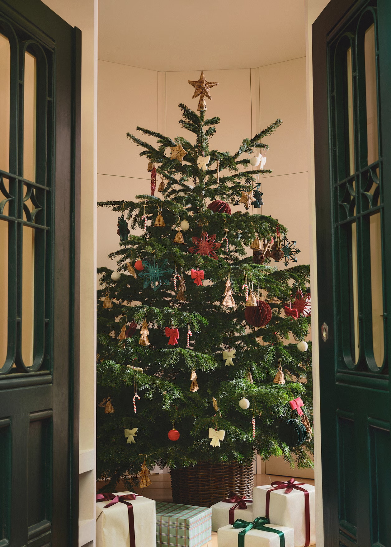 Weihnachtsbaum schmücken: 15 Deko-Ideen für jeden Stil