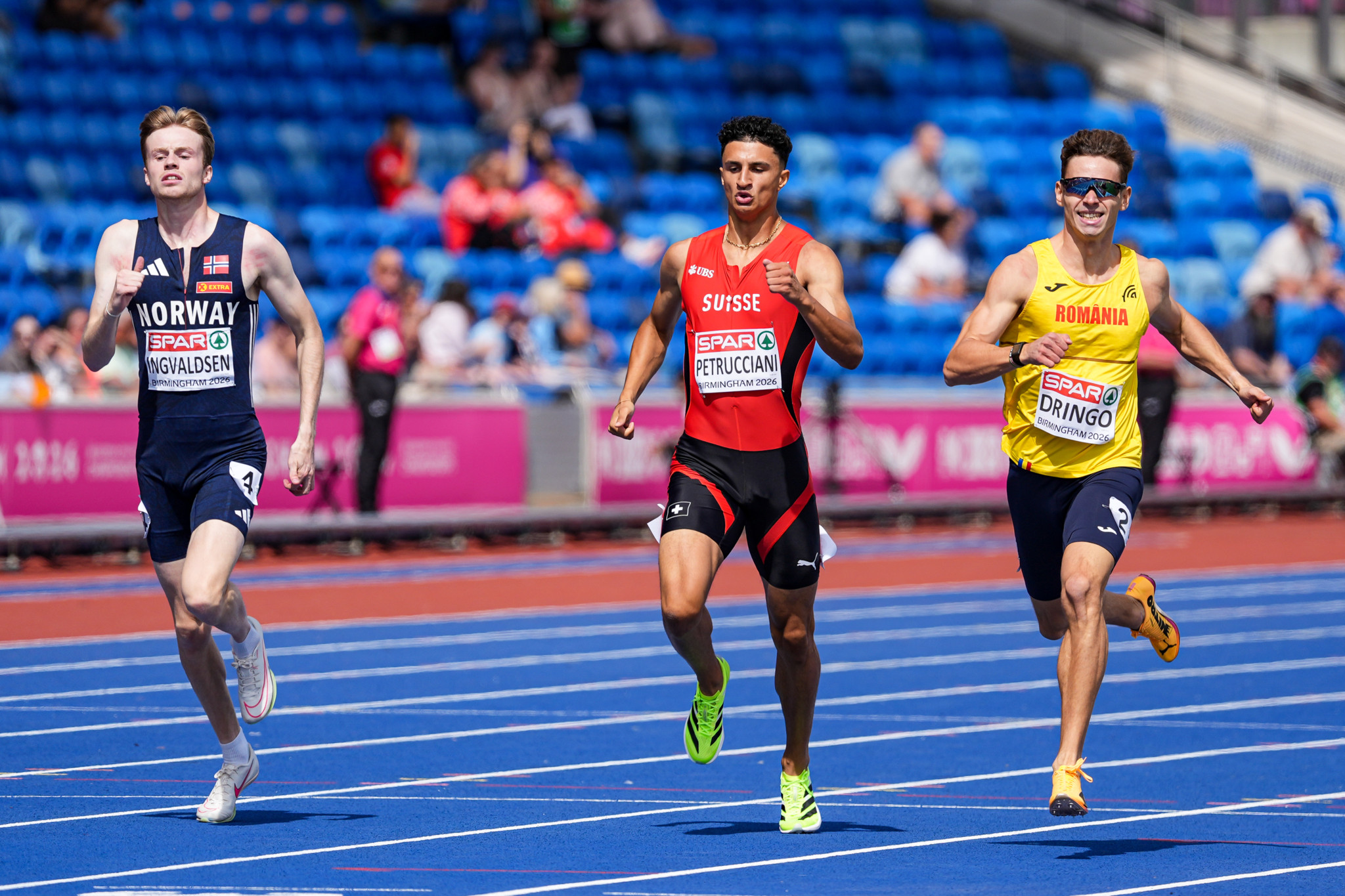 Ricky Petrucciani (SUI) läuft im 400m-Rennen an der Leichtathletik-EM 2026 in Birmingham zwischen Athleten aus Norwegen und Rumänien.