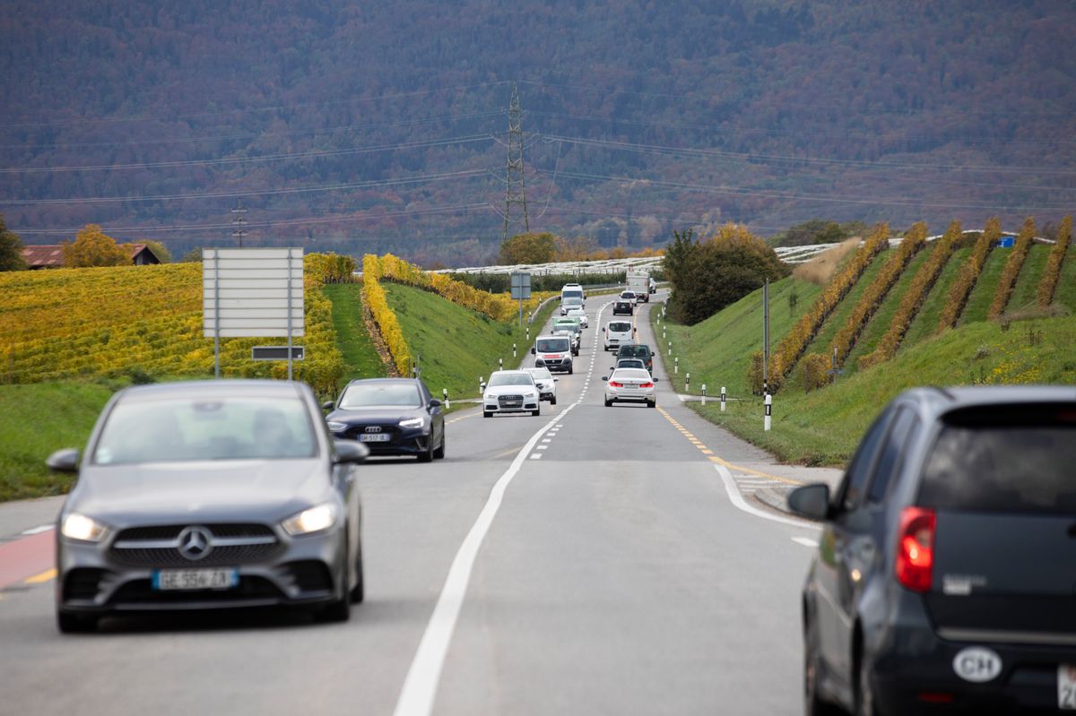 Nyon, le 7 novembre 2023. La route blanche entre le giratoire de la Gravette et l'entrée de l'autoroute A1.  (24heures/Odile Meylan). 