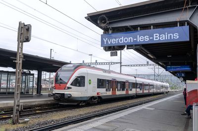 Les portes du train se referment sur un élève et scindent le groupe en deux