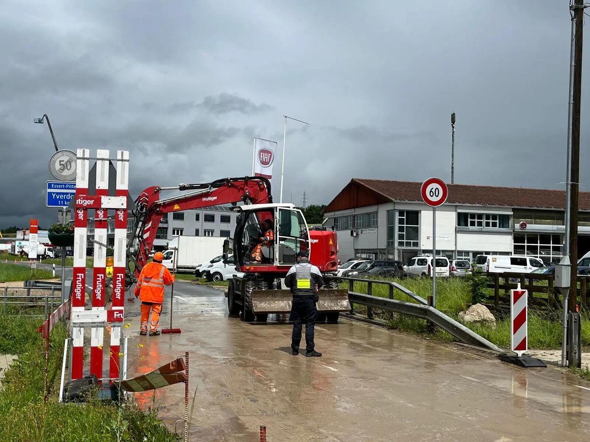 Les travaux de déblaiement des voies inondées entre Chavornay et Yverdon.